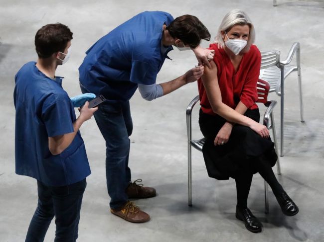 Česká republika neuznáva očkovanie v zahraničí pre obavy z falošných certifikátov