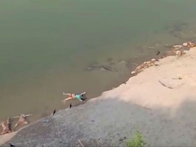 V rieke Ganga, ktorá vyplavila desiatky obetí covidu, nainštalovali sieť