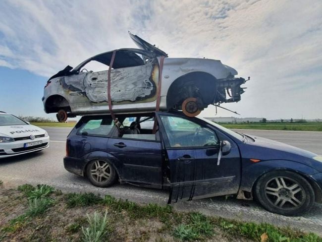 Polícia v Trnave zastavila Ford Focus, ktorý na streche viezol autovrak