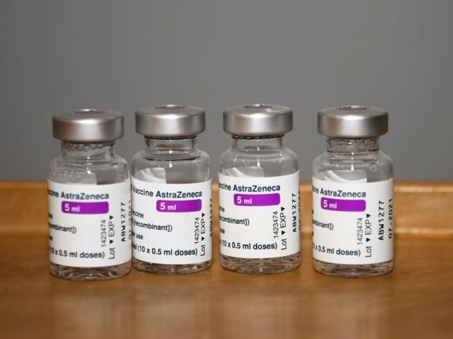 ŠÚKL: Vakcína AstraZenecy aktuálne prináša benefit len pri ľuďoch nad 50 rokov
