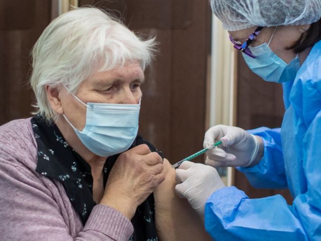 Seniori by pri rozhodovaní o očkovaní uvítali pomoc všeobecných lekárov