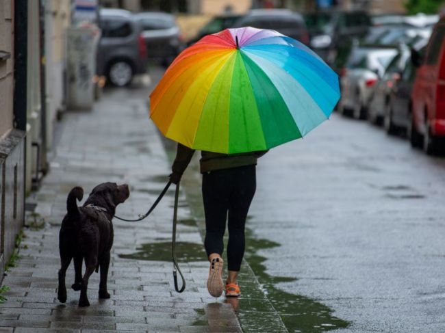 V časti Slovenska naďalej platí výstraha pred dažďom