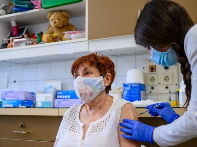 Zaočkovaní Maďari budú môcť cestovať bez obmedzení už aj do Česka