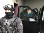 Polícia z Talianska eskortovala muža obvineného z pokusu o vraždu