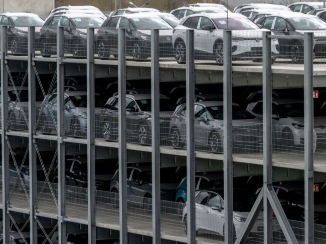 Nedostatok čipov spôsobí automobilkám vyššie straty, než sa predpokladalo