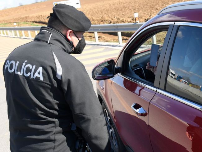 Polícia v prvom májovom týždni zaznamenala vyše 1000 pandemických priestupkov