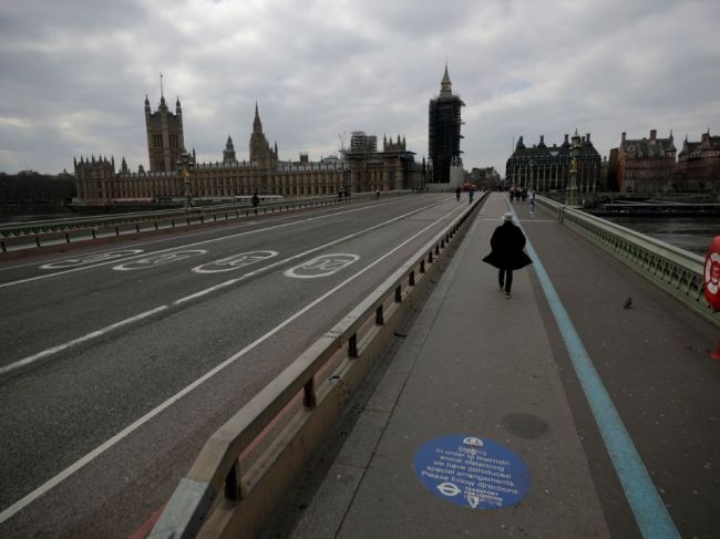 Druhú dávku vakcín podajú v Británii skôr pre obavy z indického variantu