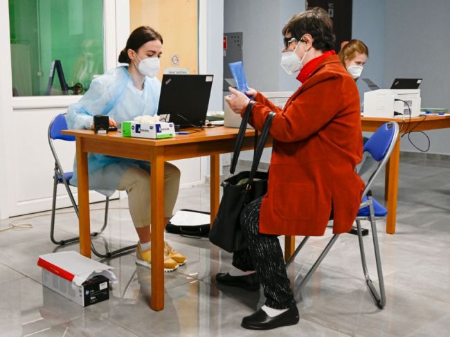 Mnohí nezaočkovaní chcú podvodom získať potvrdenie o očkovaní, upozorňujú lekári