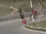 Video: Slovinský cyklista po hrozivom páde utrpel otras mozgu