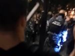 Video: Muž hodil do policajtov kovový predmet, polícia po ňom pátra