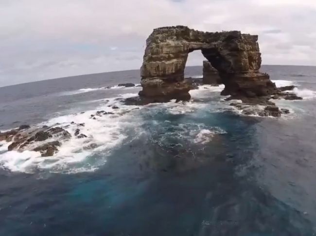 Darwinov oblúk na Galapágoch sa zrútil