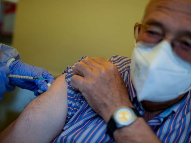 Ľudia zaočkovaní AstraZenecou v Španielsku môžu dostať druhú dávku Pfizer