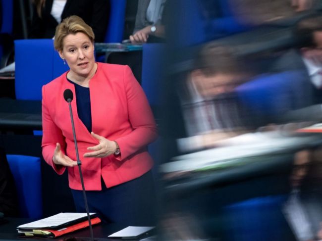 Nemecká ministerka odstúpila pre plagiátorskú kauzu okolo dizertačnej práce