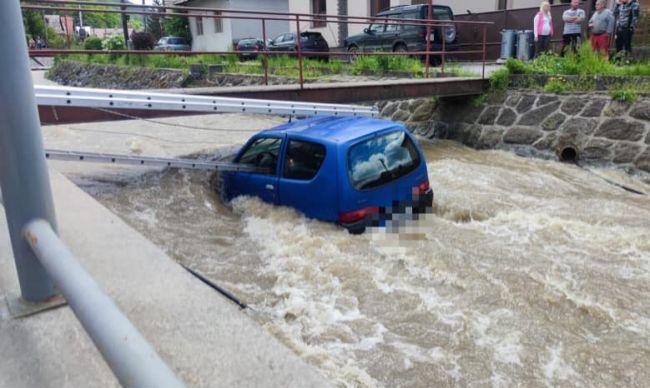 Foto: V potoku uviazla s autom 78-ročná žena
