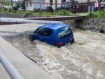 Foto: V potoku uviazla s autom 78-ročná žena