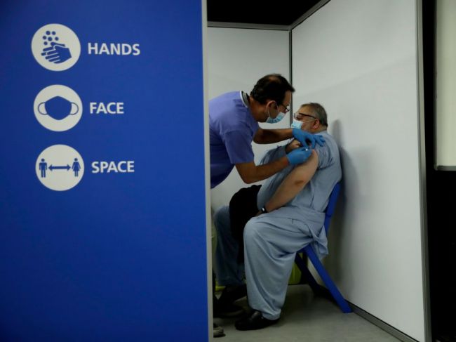 V Británii spustili prvé klinické testy tretej dávky vakcín proti COVID-19