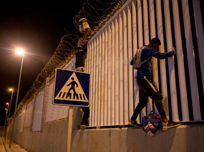 Španielsko pre hromadný príchod migrantov obvinilo Maroko z agresie a vydierania