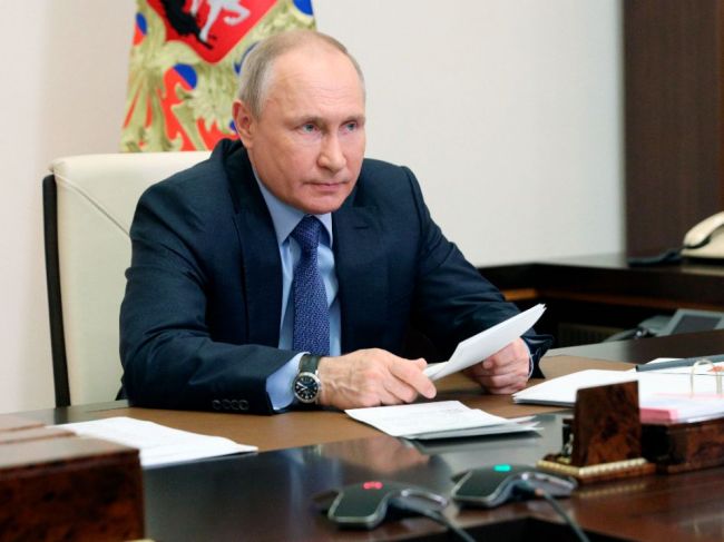 Putin varoval prípadných agresorov: "Vyrazíme im zuby, aby nemohli hrýzť"