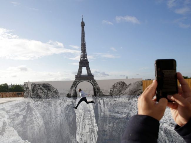 Eiffelova veža sa znova otvorí pre návštevníkov