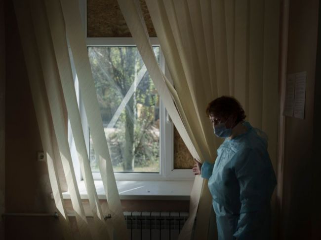 Počet pacientov v nemocniciach klesol pod 700