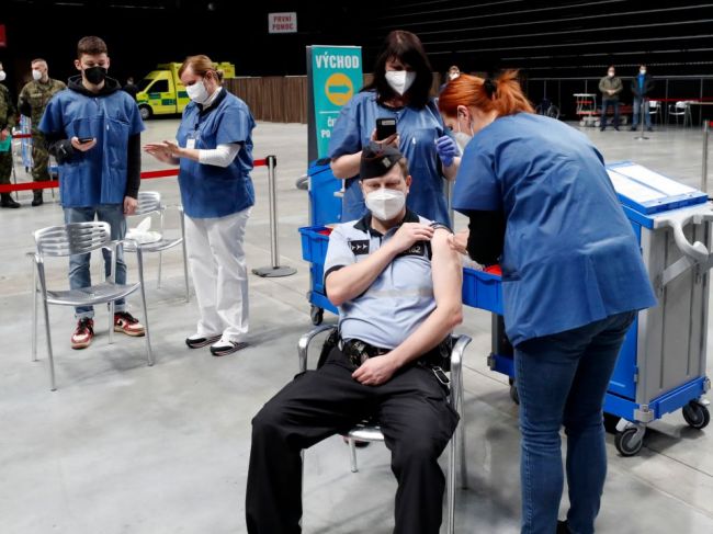 V Česku padol ďalší rekord v počte podaných očkovacích dávok proti covidu