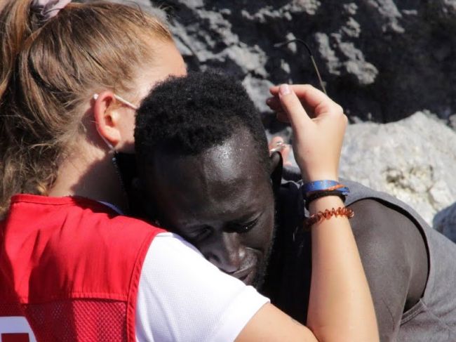 Video: Dobrovoľníčka Červeného kríža objala migranta. Za toto gesto si vyslúžila kritiku