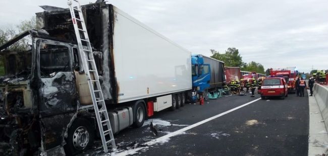 Jedna osoba prišla o život pri nehode na diaľnici neďaleko Prahy