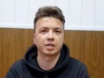 Pratasevič sa vo videu priznal, podľa jeho matky ho donútili mučením 