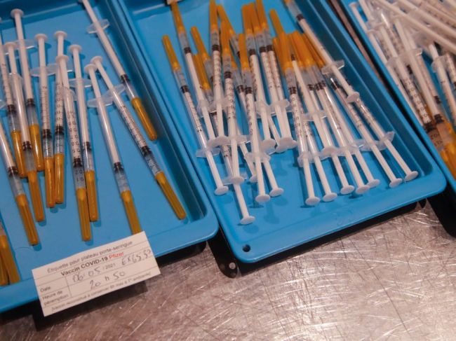Influenceri dostali ponuku diskreditovať vakcínu od Pfizeru