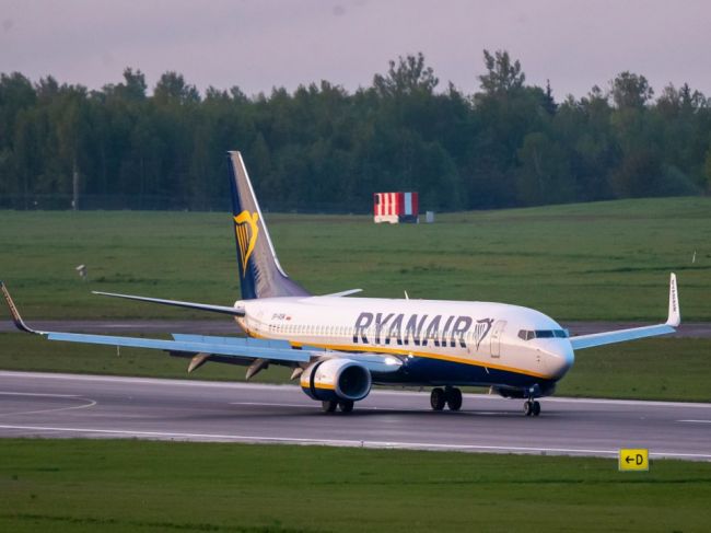 Správa o bombe na palube lietadla prišla až po tom, čo odklonili let Ryanairu