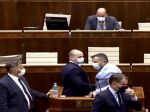 Video: Suja v parlamente oblial Matoviča, Grendel ho vykázal zo sály