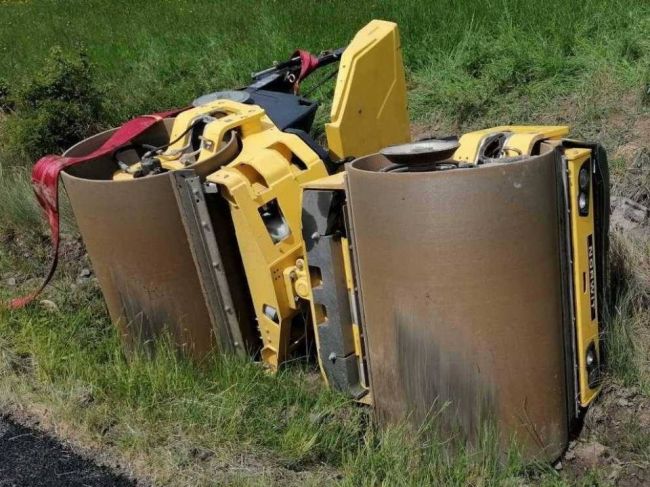 Muža zavalil prevrátený valec, do nemocnice ho prevážal vrtuľník