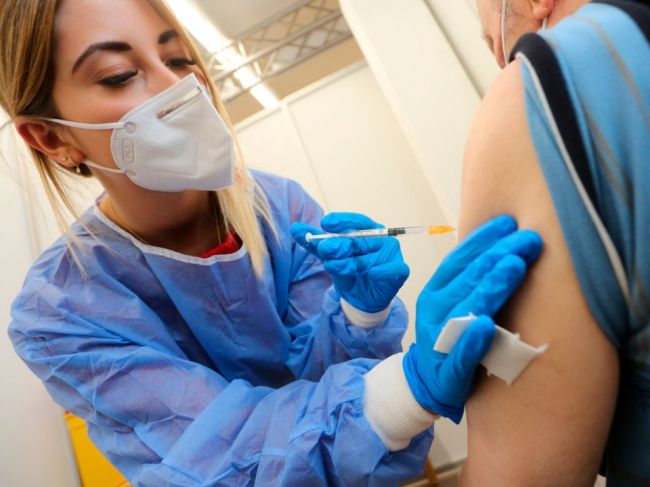 WHO: Pandémia sa v Európe neskončí, pokiaľ nebude zaočkovaných 70 percent ľudí