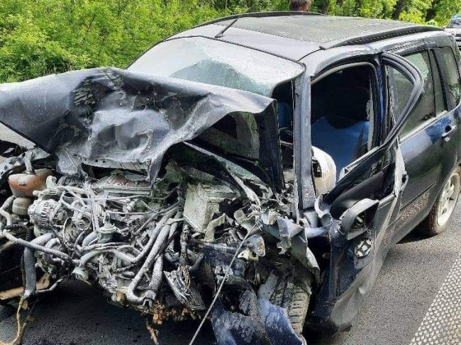 Policajti zasahujú pri čelnej zrážke vozidiel, na miesto privolali vrtuľník