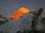Dvom horolezcom nakazeným koronavírusom sa podarilo zdolať Mount Everest