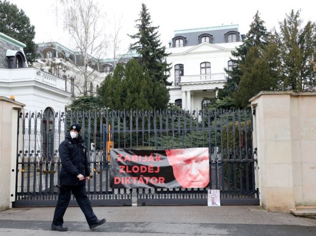 Prieskum: Za výbuchmi vo Vrběticiach boli podľa 45 percent Čechov ruskí agenti