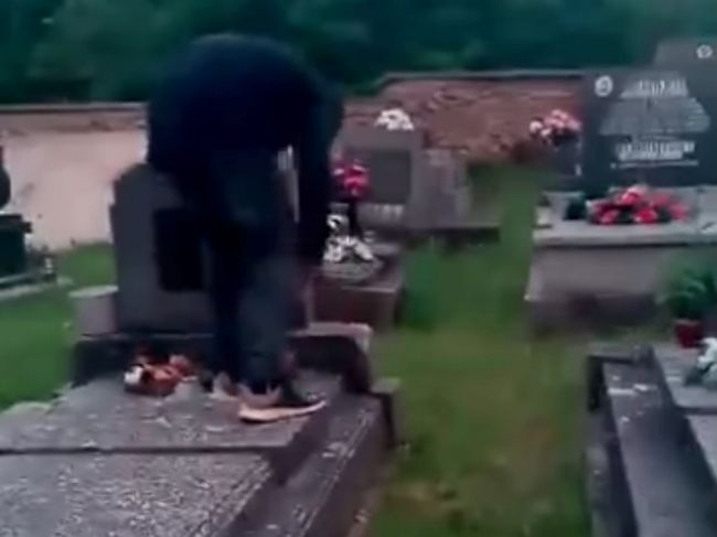 Mladík na cintoríne rozbíjal kahance, ostatní ho natáčali. Prípad vyšetruje polícia