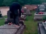 Mladík na cintoríne rozbíjal kahance, ostatní ho natáčali. Prípad vyšetruje polícia