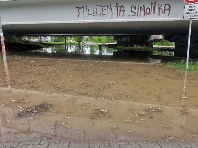 Ak sú povodne či záplavy pravidelné, poisťovňa nemusí klientov poistiť