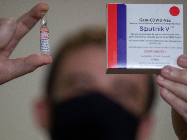 Szijjártó sa s Rusmi dohodol na výrobe vakcíny Sputnik V v Maďarsku