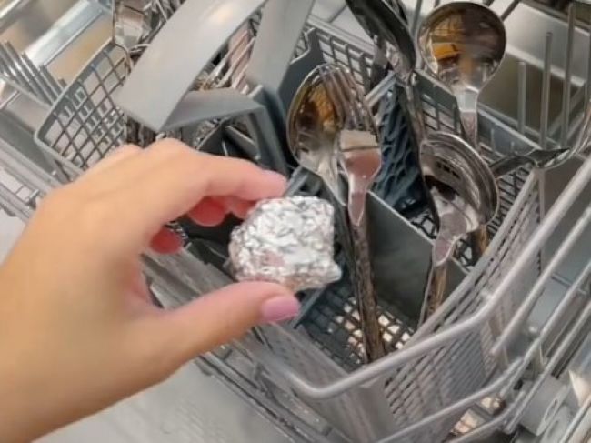 Video: Guľôčka alobalu dokáže v umývačke robiť zázraky