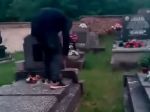 Polícia v prípade vyčíňania na cintoríne obvinila mladistvého