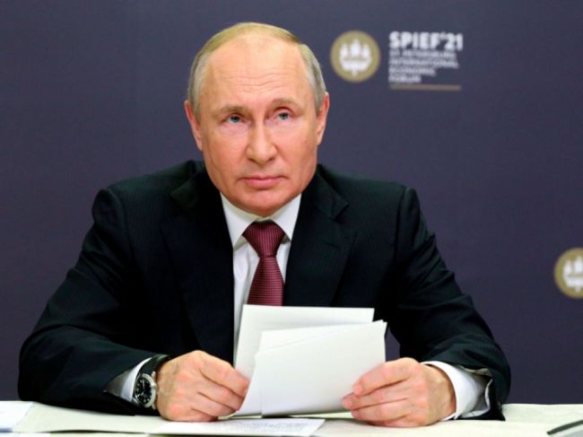 Putin podpísal zákon zakazujúci "extrémistom" kandidovať vo voľbách