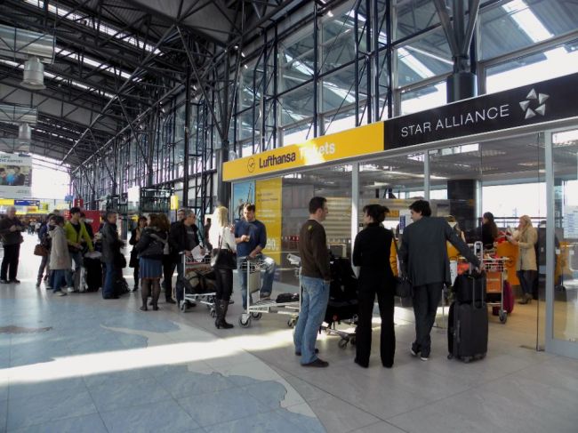Čechov na letisku v Prahe zadržiavali pre údajne problémové testy na covid