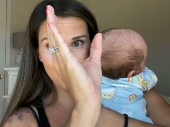 Video: Zvláštny spôsob, ako pomôcť bábätku odgrgnúť. Funguje na 99.9%