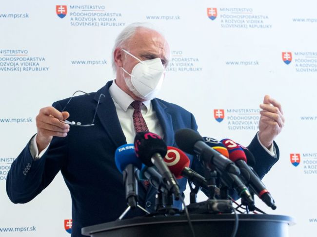 Mičovský sťahuje svoju demisiu