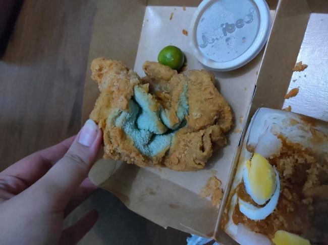 Video: Žena si objednala vyprážané kura. Z tohto ostala v šoku