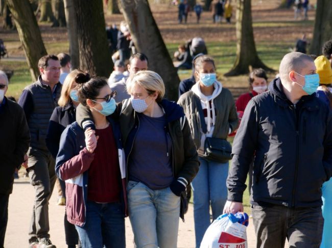 Brusel od 9. júna zruší povinné ochranné rúška na verejnosti