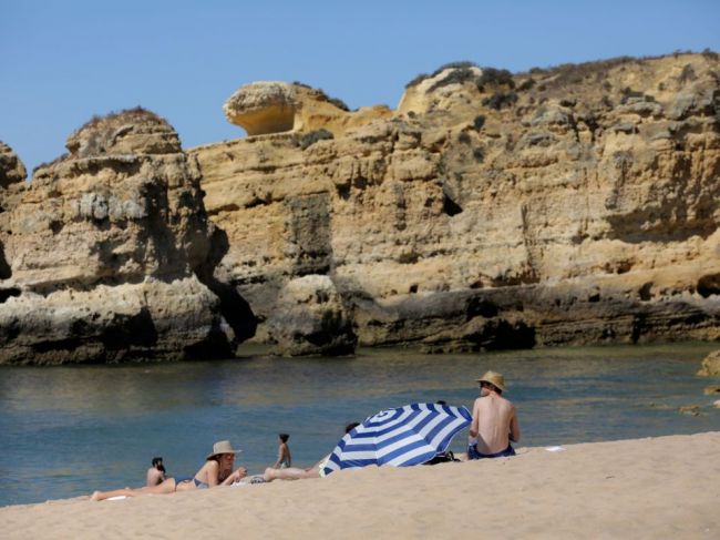 Britskí turisti sa urýchlene vracajú z Portugalska, aby sa vyhli karanténe