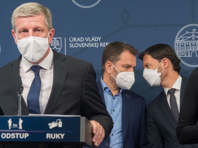 Prieskum: Vláde dôveruje so zvládaním pandémie 17,2 percenta opýtaných